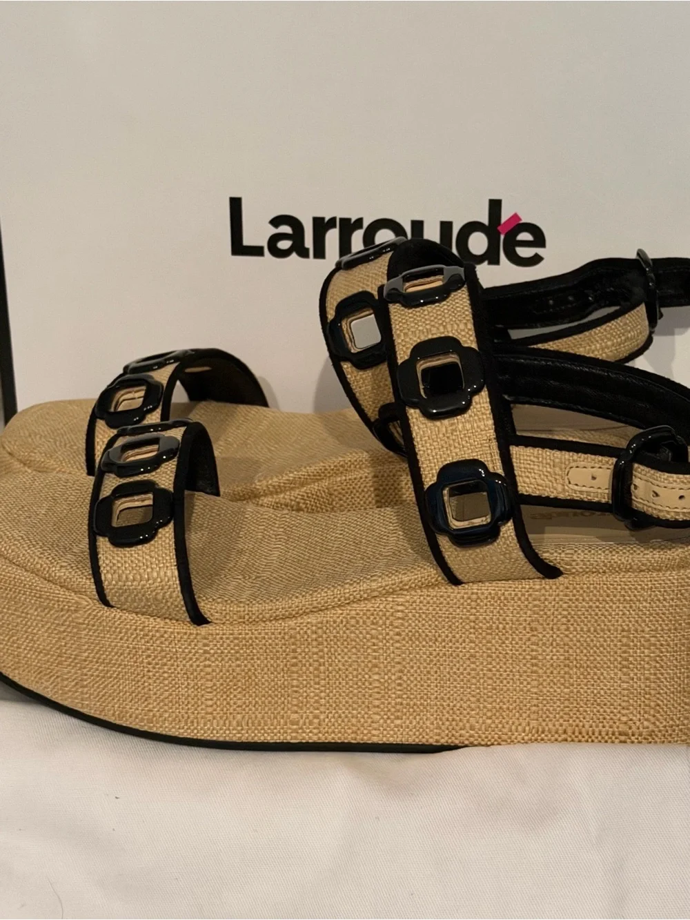 NEW IN BOX Larroude Milan Flatform Sandal Raffia/Black